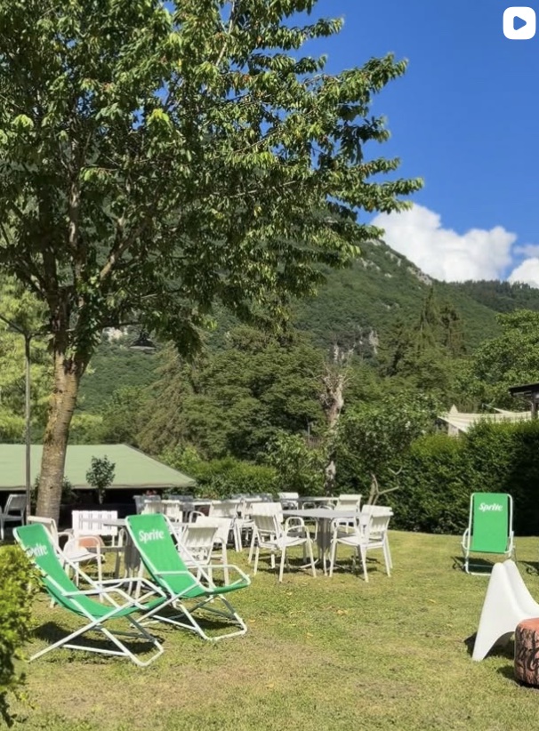 Il giardino con sdraio e tavoli all'aperto di GIANIMA