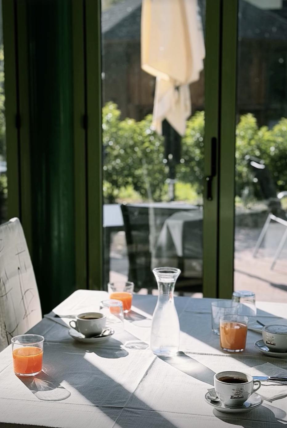 Tavola apparecchiata con vista sul giardino di GIANIMA